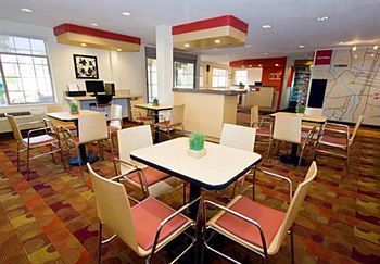 Hotel Towneplace By Marriott Airport